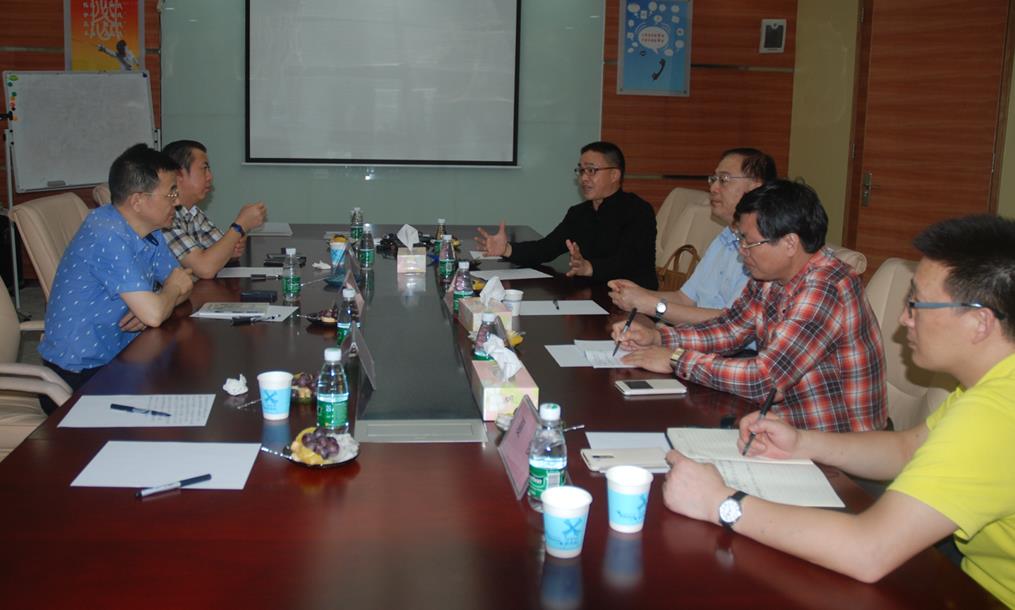 圖為：亞泰光電總經理鄭翔與政協、科協領導座談