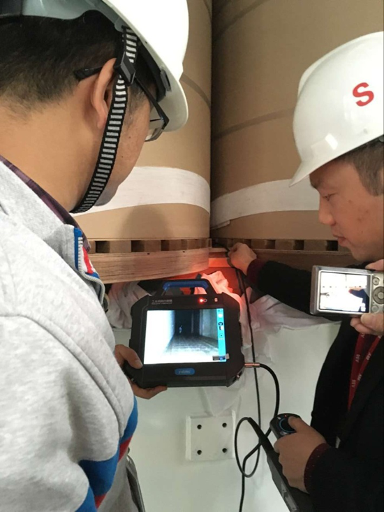 亞泰光電內窺鏡工作人員與工廠技術人員現(xiàn)場溝通