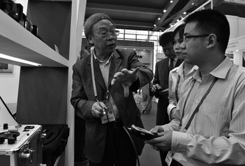 牛憨笨院士高交會期間指導(dǎo)亞泰光電工作人員內(nèi)窺鏡操作