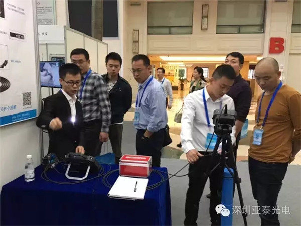 亞泰光電內窺鏡工程師何工向客戶演示內窺鏡產品