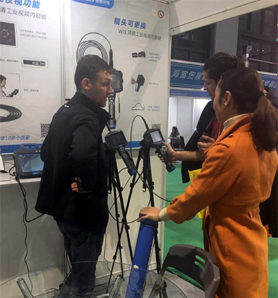 亞泰光電銷售工程師在給現場觀眾講解工業內窺鏡、激光轉速表等產品情況