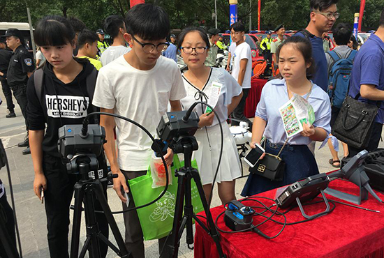 活動現(xiàn)場周邊大學生操作亞泰光電內(nèi)窺鏡產(chǎn)品