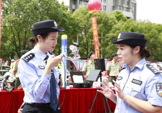 工作人員現(xiàn)場用直播平臺進行網(wǎng)絡直播