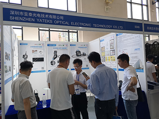 亞泰光電展臺(tái)前內(nèi)窺鏡工程師與現(xiàn)場(chǎng)觀眾咨詢交流