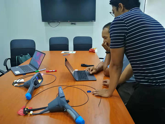 經銷商與客戶維修主管一起將現(xiàn)場拍到的圖片和視頻轉存至電腦，看圖片質量效果。