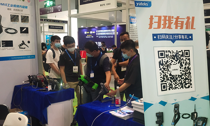 深圳工業(yè)內(nèi)窺鏡展展會現(xiàn)場亞泰光電展臺前現(xiàn)場觀眾試用亞泰光電內(nèi)窺鏡產(chǎn)品性能、特點
