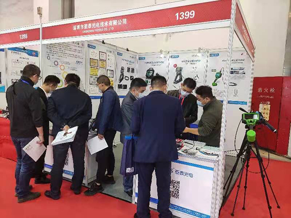 上海QC展期間亞泰光電展臺(tái)前前來(lái)參觀的現(xiàn)場(chǎng)觀眾