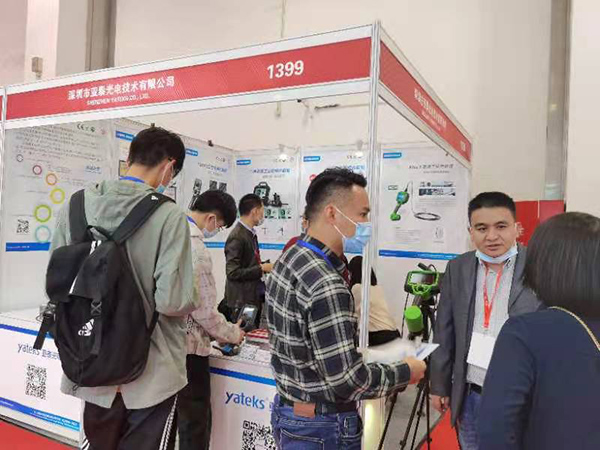 前來(lái)參觀的觀眾現(xiàn)場(chǎng)體驗(yàn)亞泰光電工業(yè)內(nèi)窺鏡的優(yōu)異性能